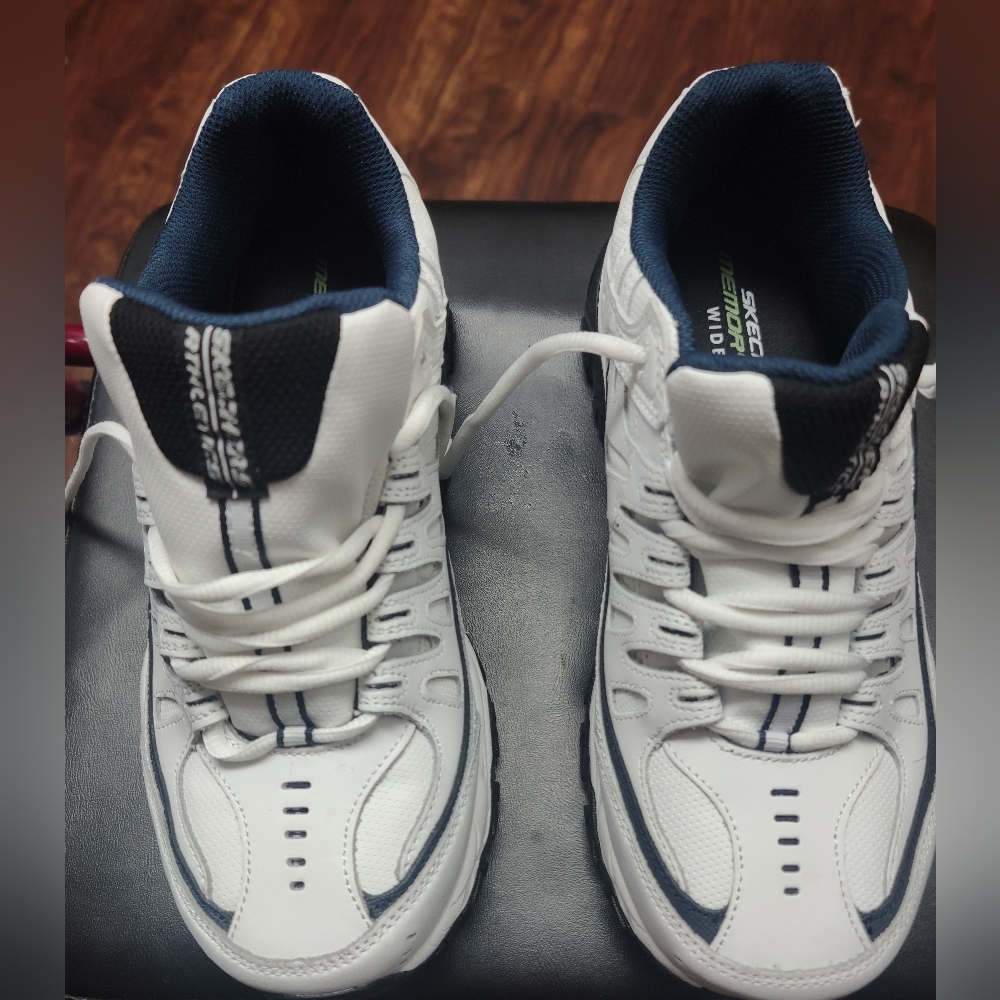 Sketchers mens 8.5 wide memory foam sneakers